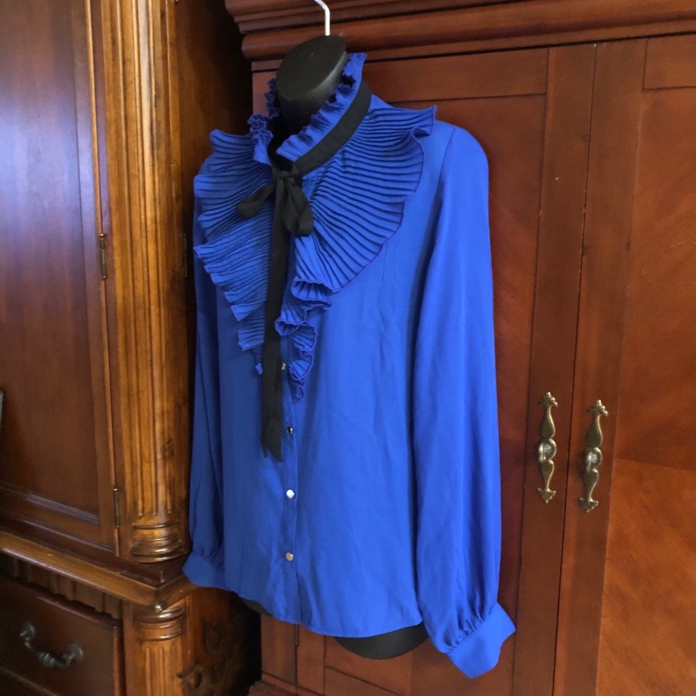NWT Haute Monde size L Blue Tie Blouse, Chic!